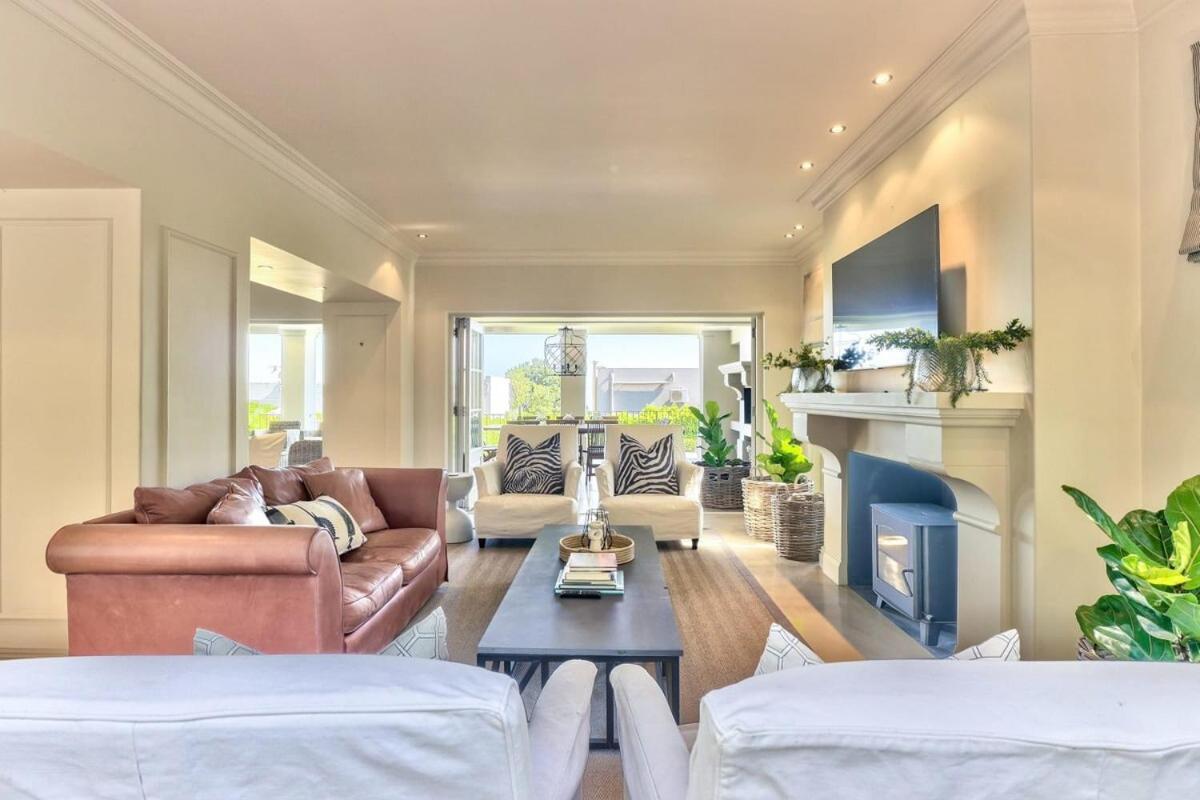 Lush Family In Prestigious Area *