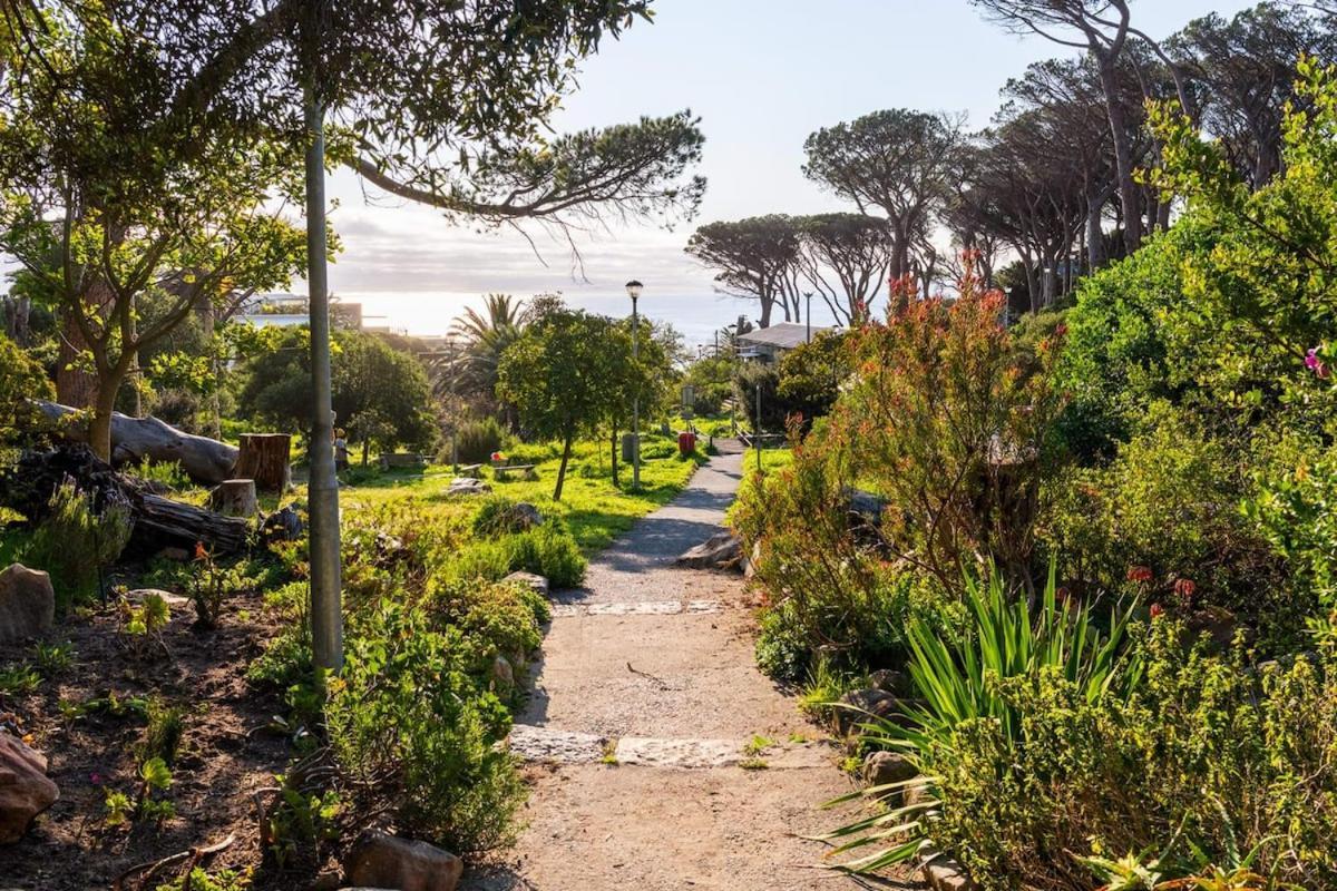 Lush Family In Prestigious Area Villa Cape Town