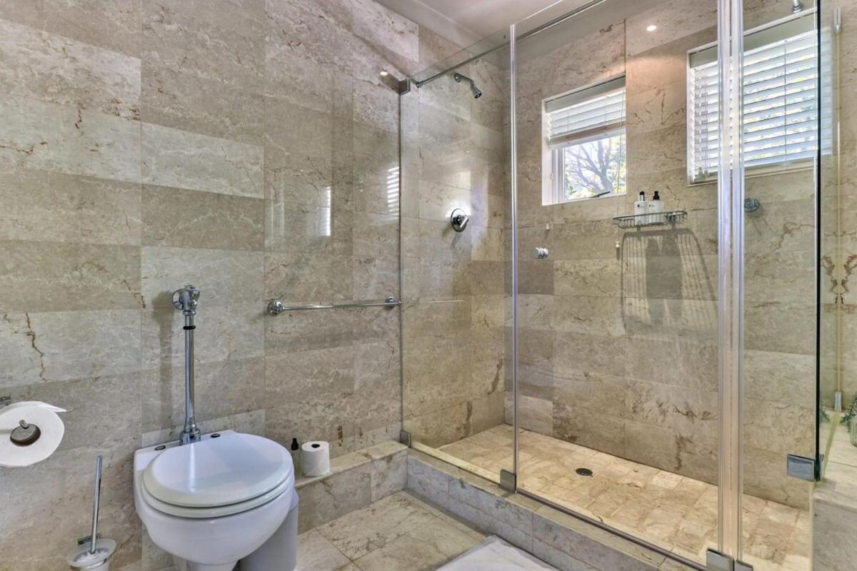 Lush Family In Prestigious Area *